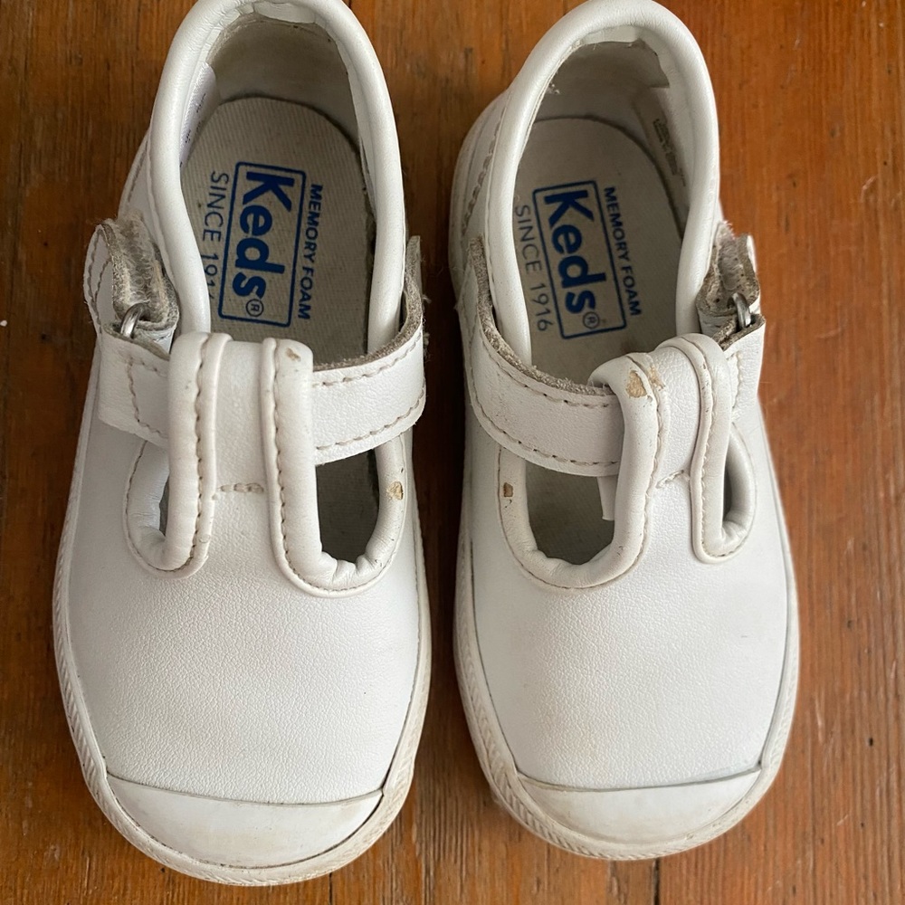 Keds, Leather White t-strap Girls Toddler Shoes/Sneakers size 5